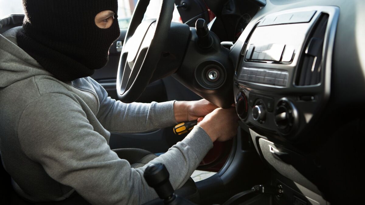 Ladrão roubando carro.