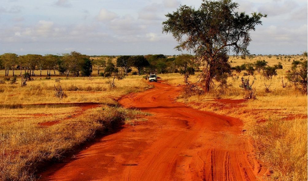 Imagem de estrada de terra vermelha