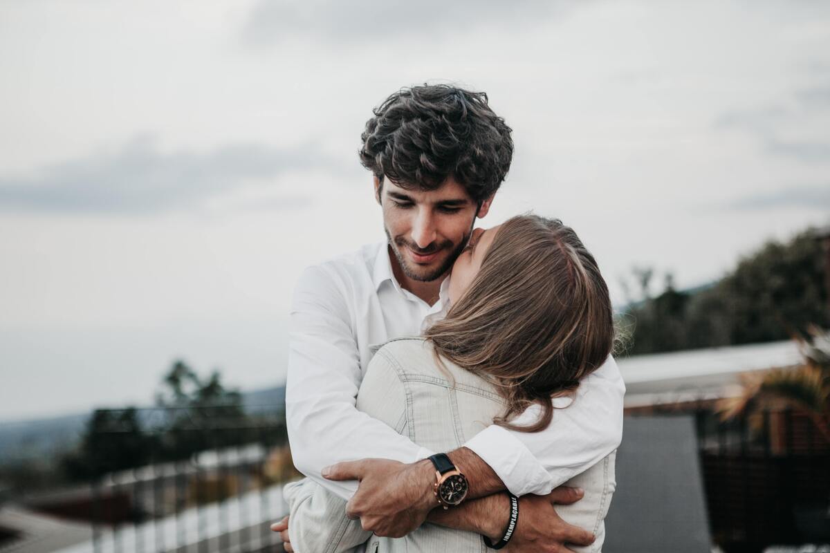 Casal se abraçando.