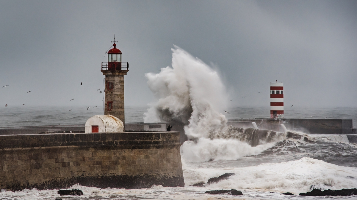 Onda grande batendo no farol.