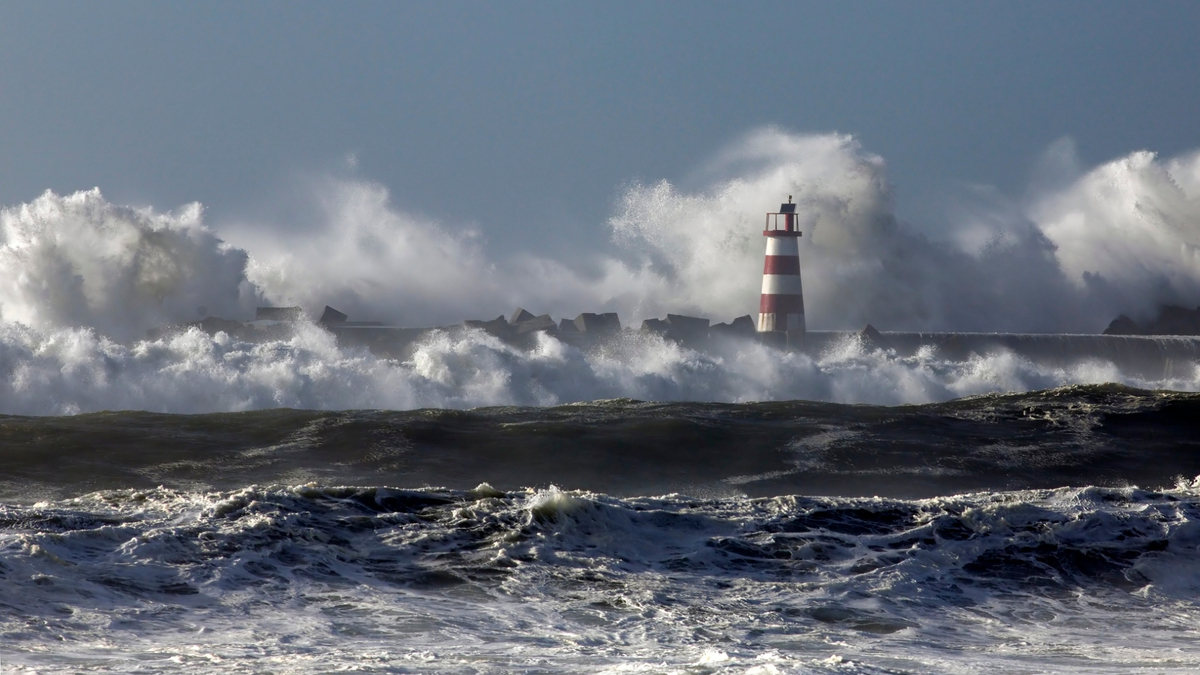 Ondas grandes perto de um farol.