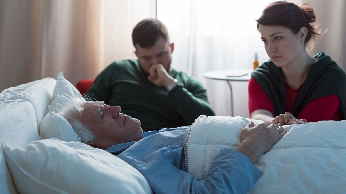 Duas pessoas em um hospital.