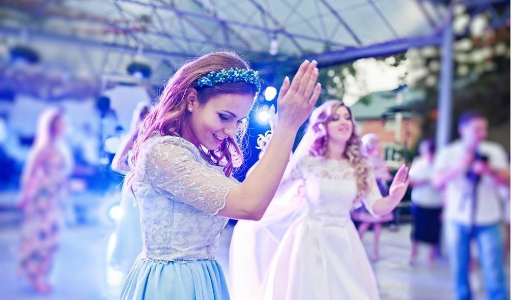 Imagem de mulher dançando em casamento