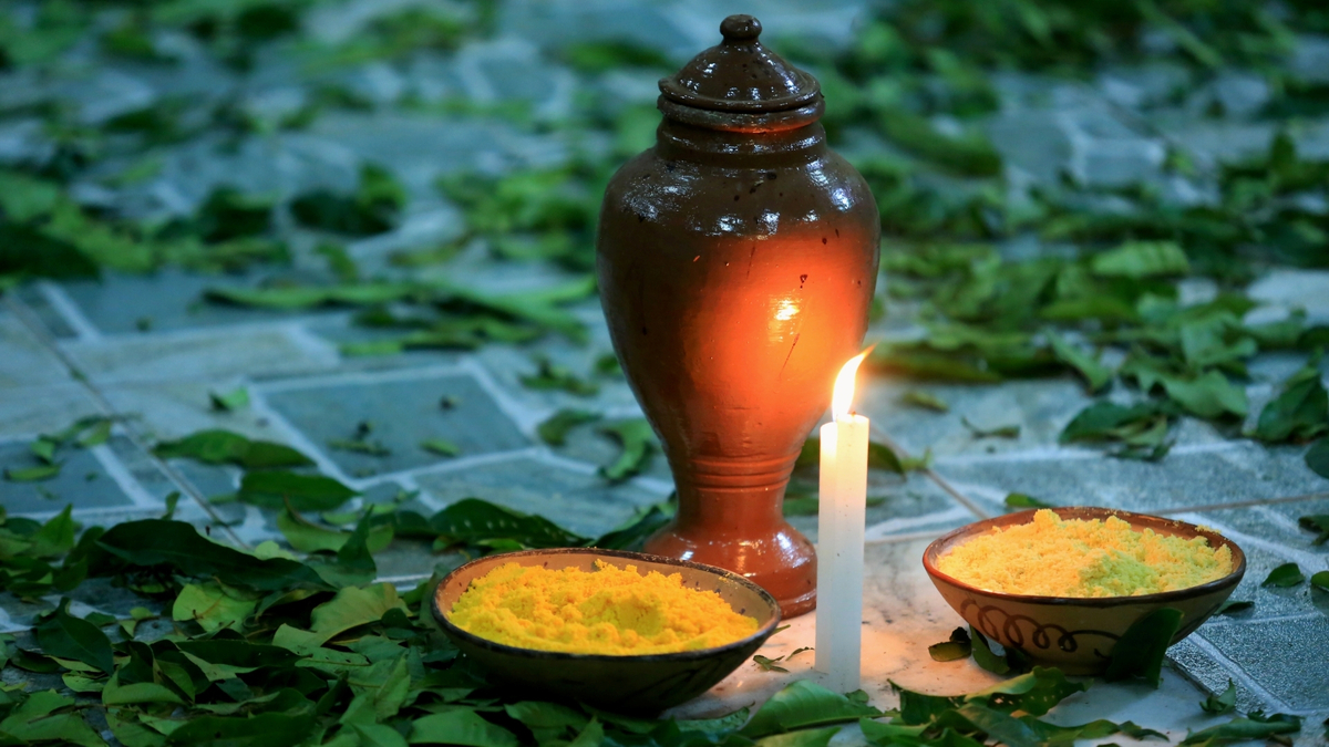 Oferenda com vela e quartinha.