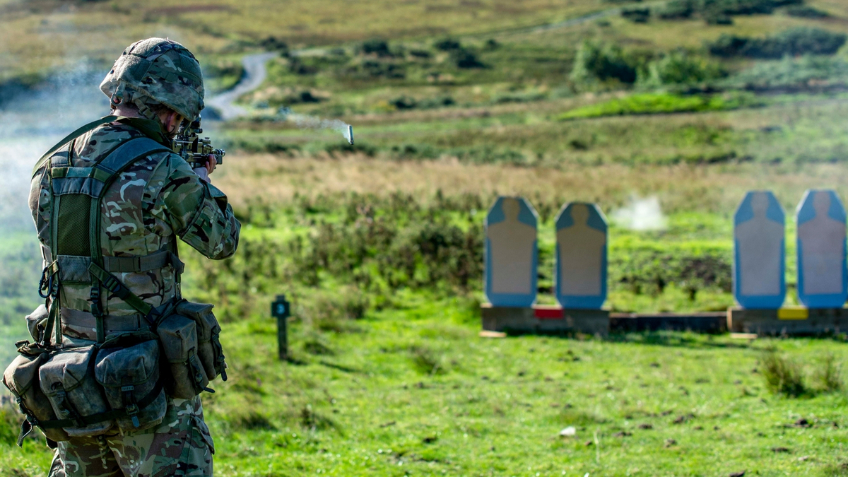 Soldado atirando.