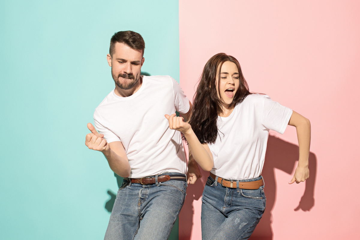 Casal de leão e touro dançando.