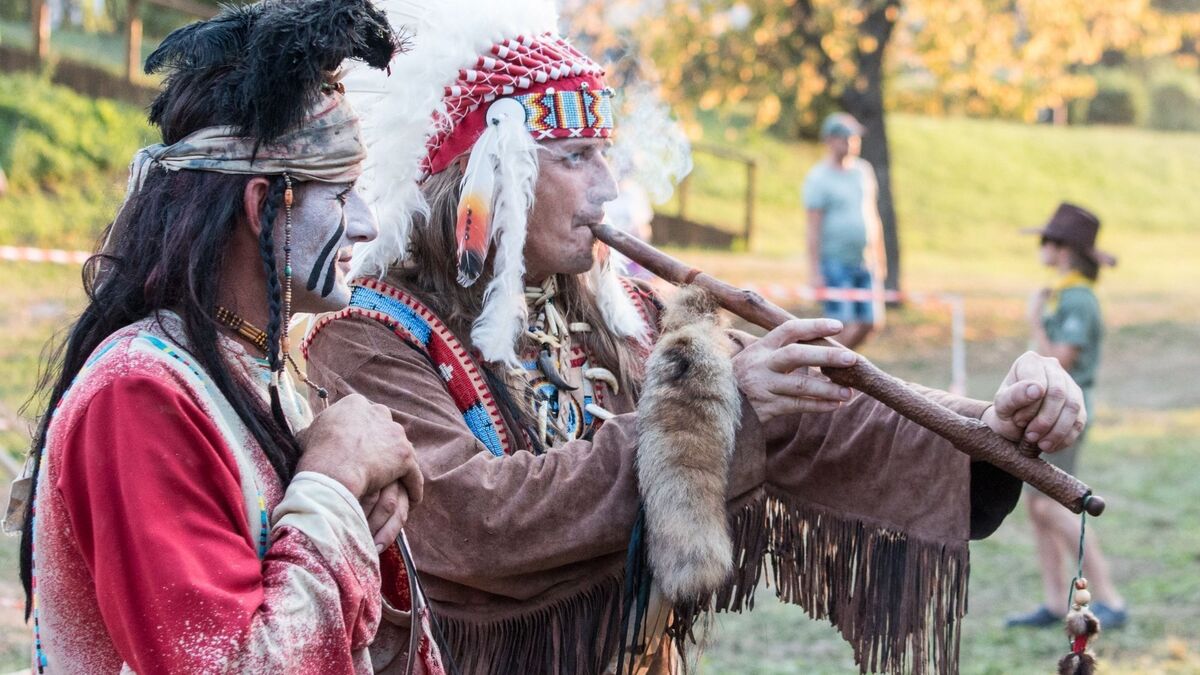 Dois índios fumando.