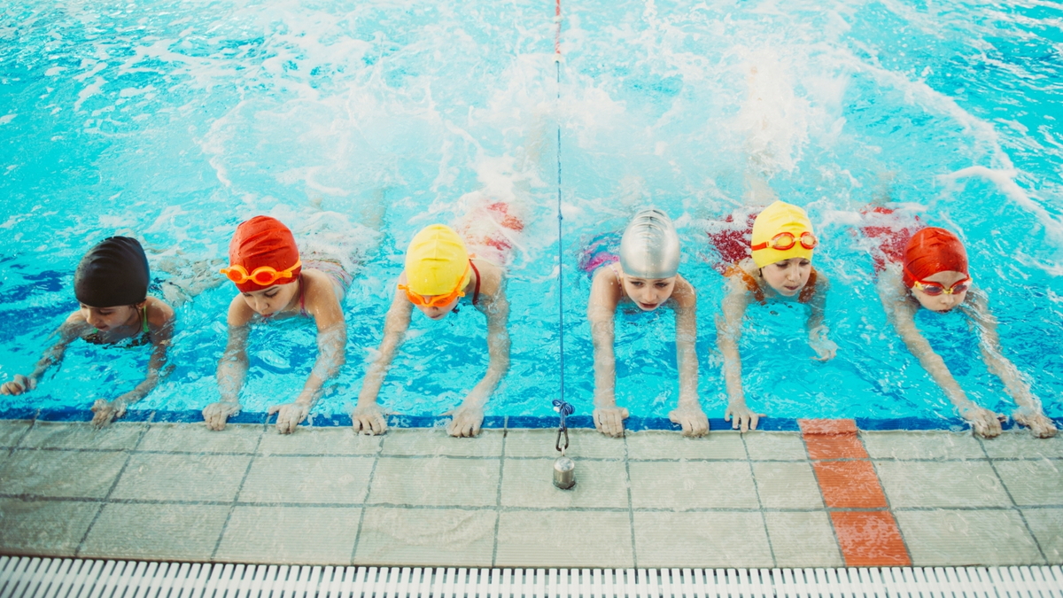 Crianças na piscina.