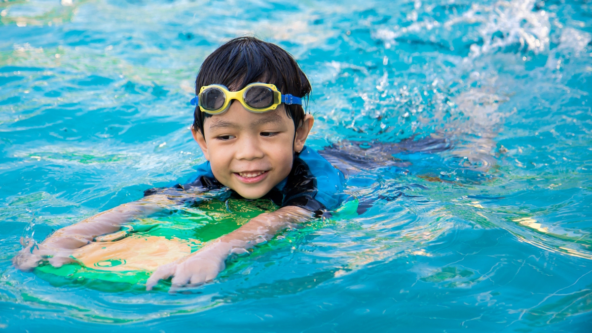 Criança na piscina.