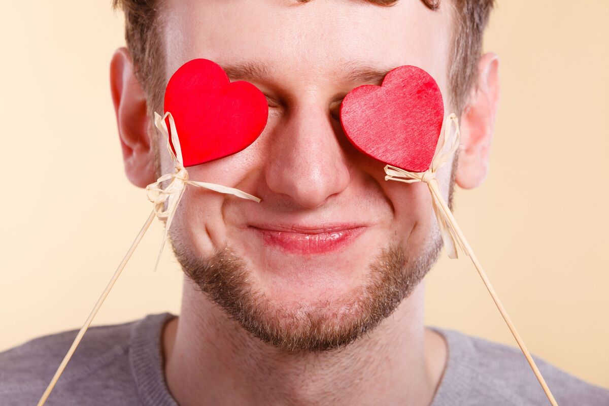 Homem com plaquinhas de coração nos olhos.