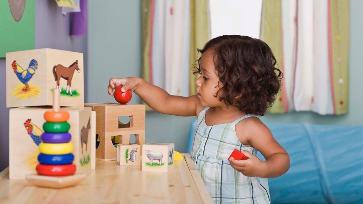 Criança com brinquedos.