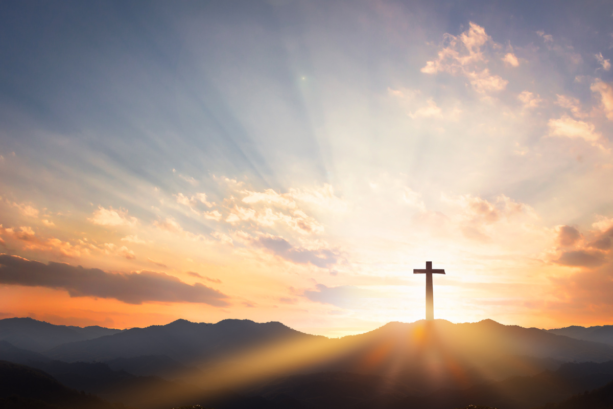 Cruz de santos brilhando no céu.