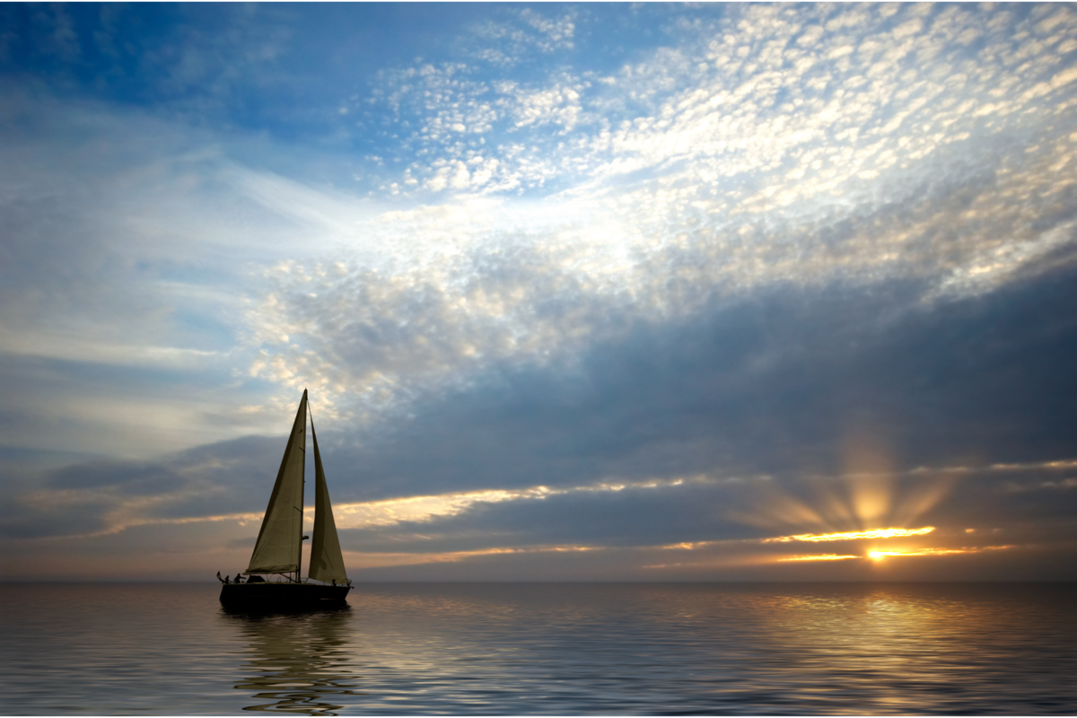 Barco a vela pequeno no mar.