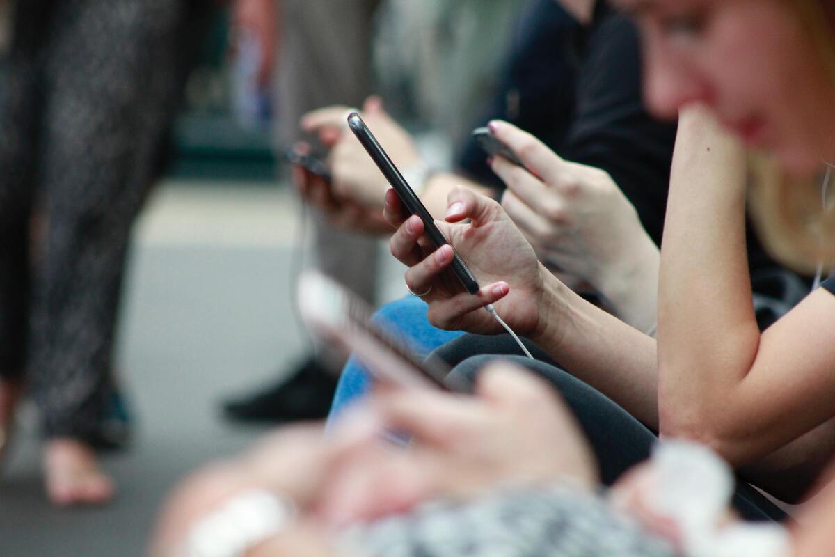 Pessoas usando o celular.