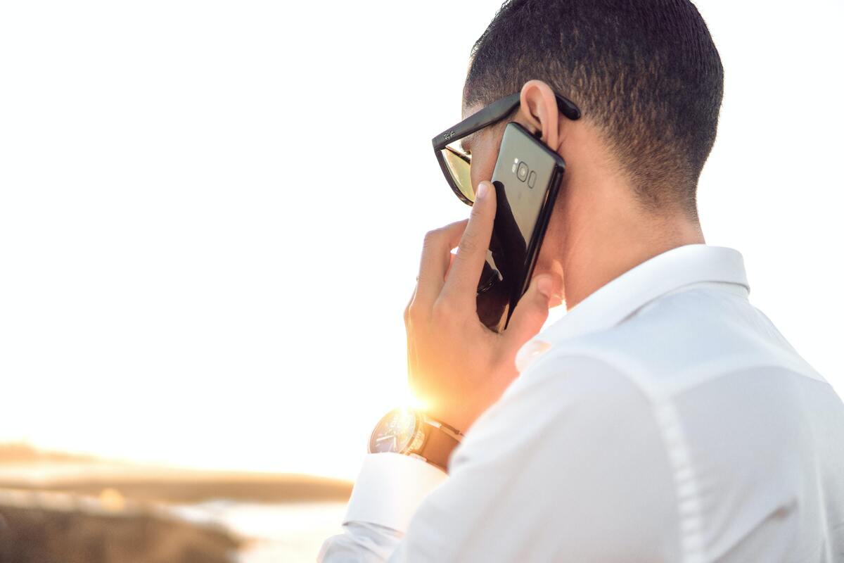 Homem falando no telefone celular.