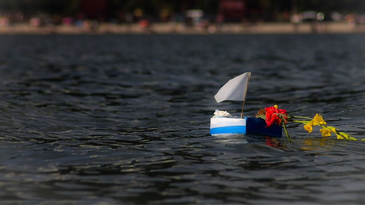 Barco de Iemanjá no mar.