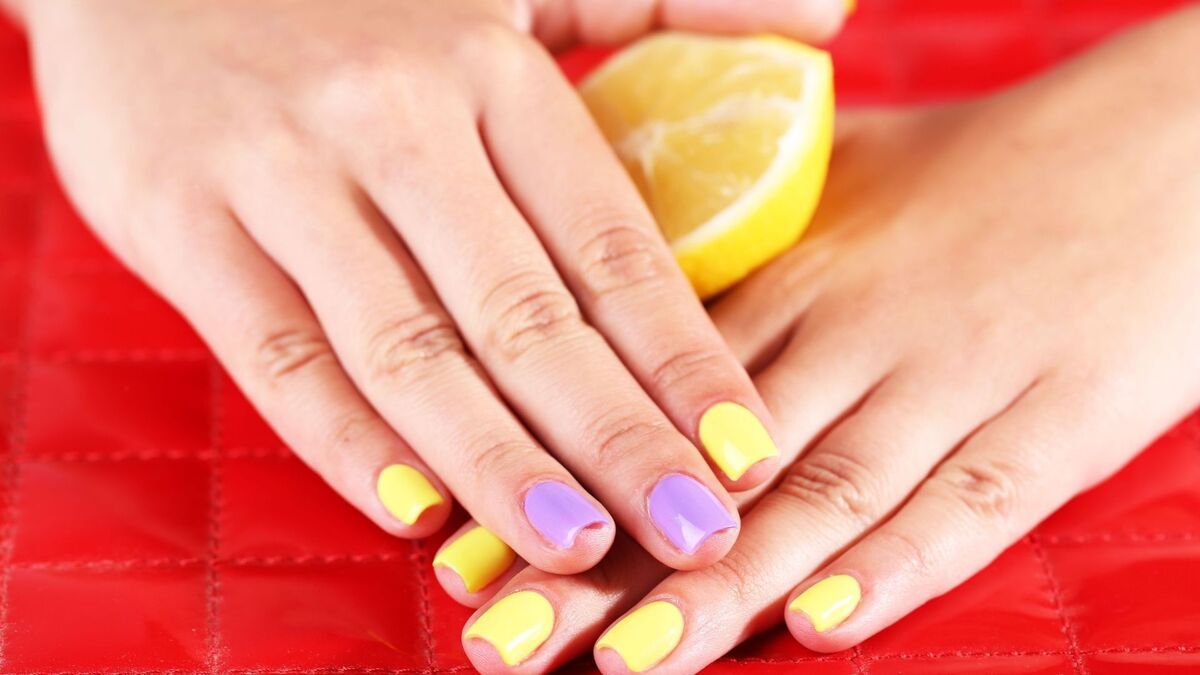 Mulher com unhas coloridas.