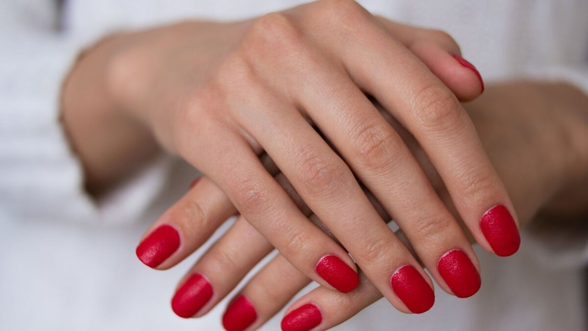 Mulher com unhas vermelhas.