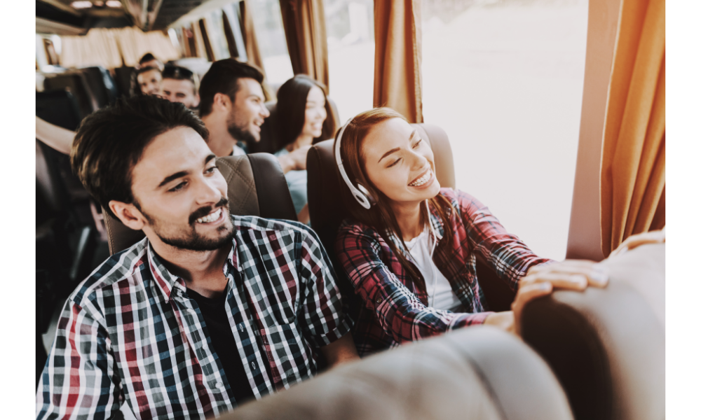 Casal viajando de ônibus.