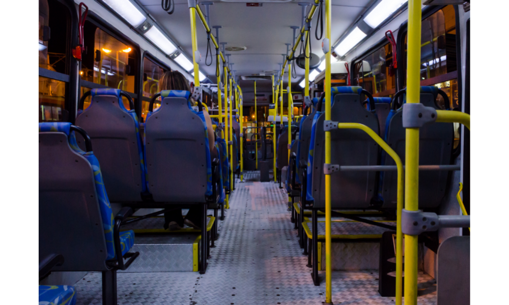 Ônibus por dentro vazio.