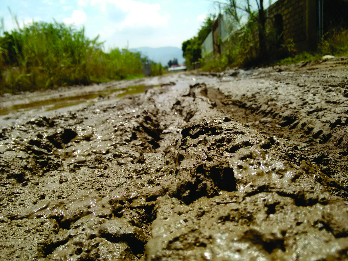 Estrada com muito barro