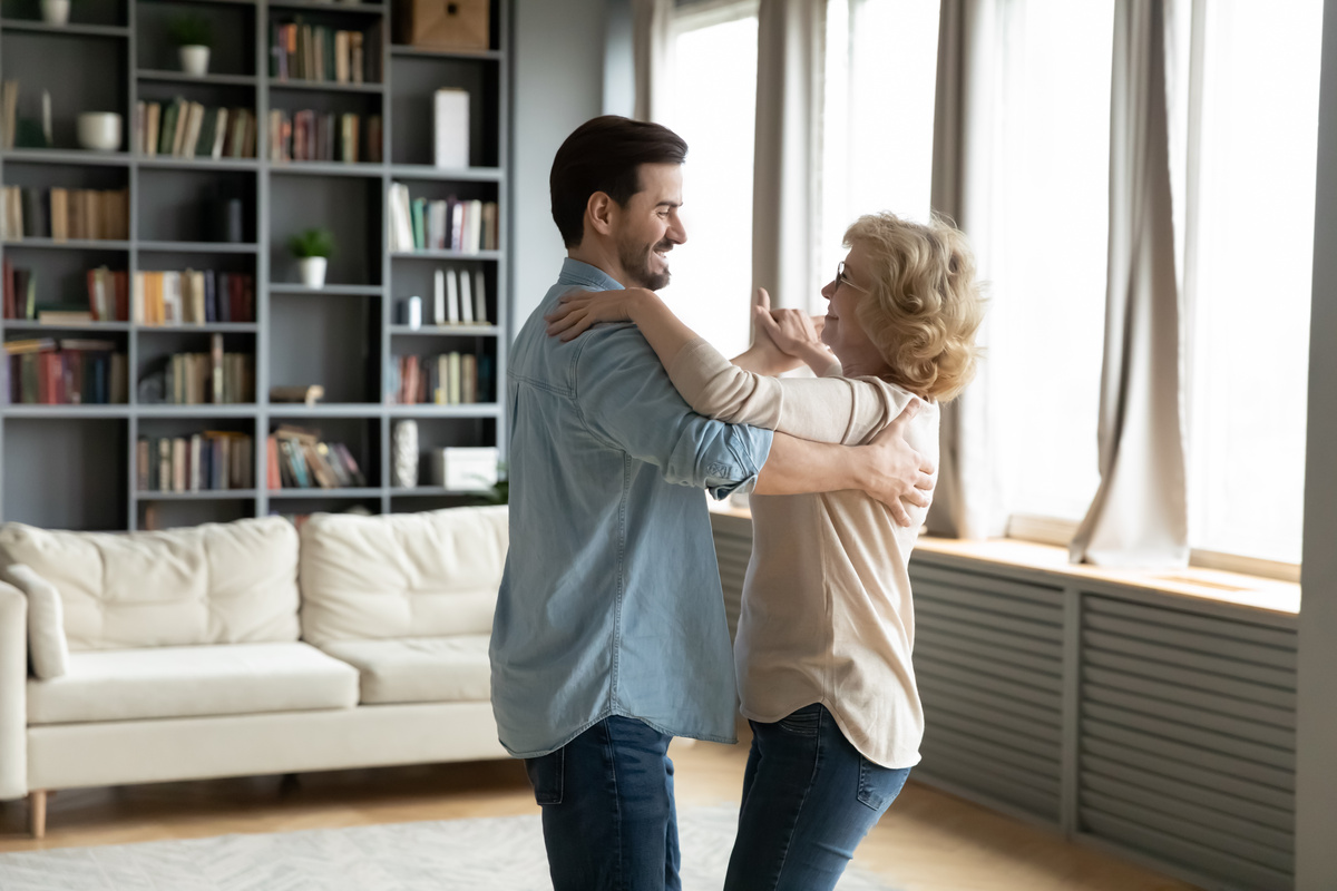 Homem dançando com a mãe