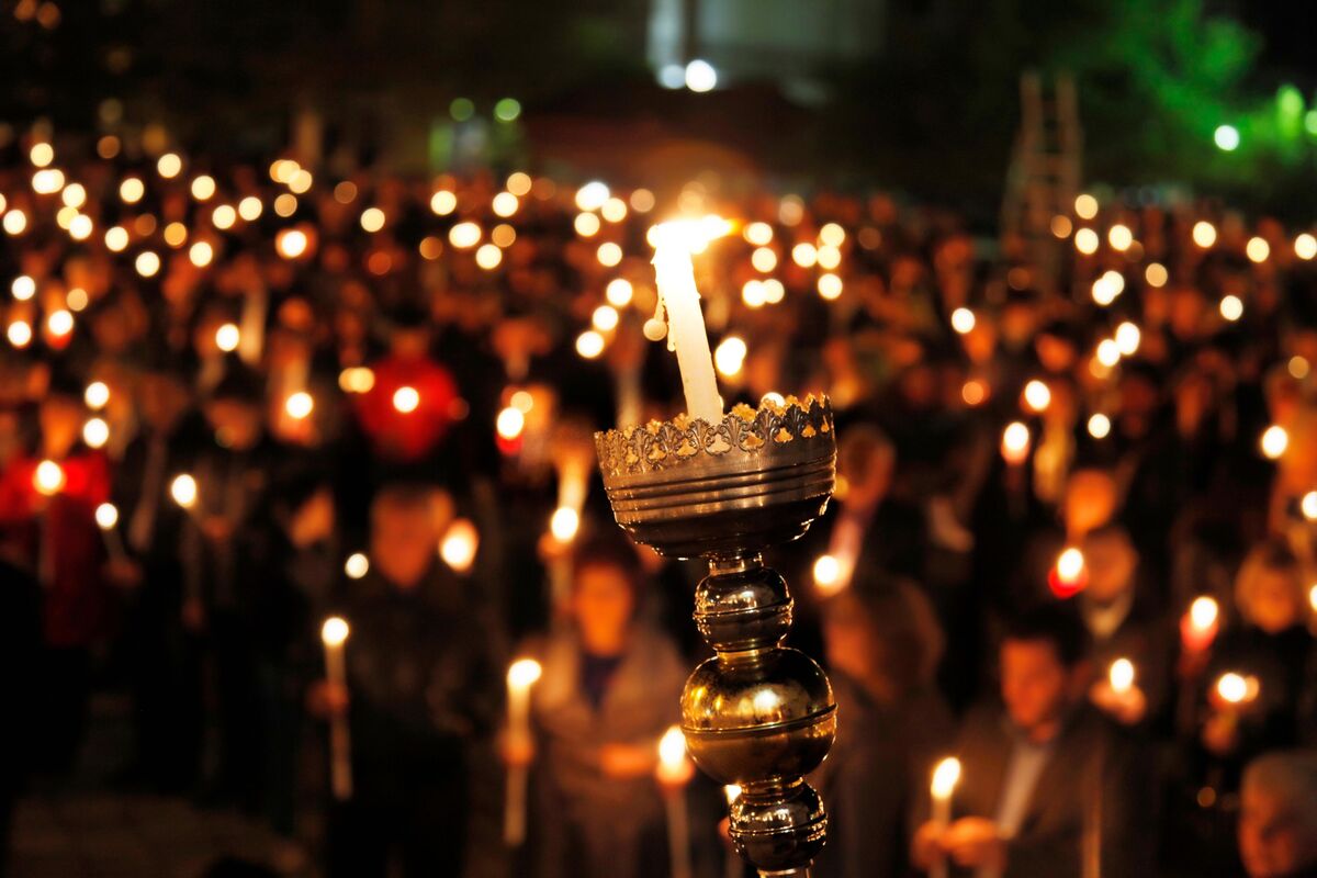 Velas acesas durante a Vigília Pascoal.