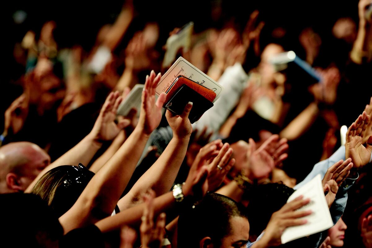 Pessoas na igreja durante Sábado de Aleluia.