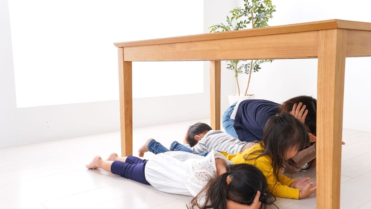 Pessoas se protegendo de um terremoto.