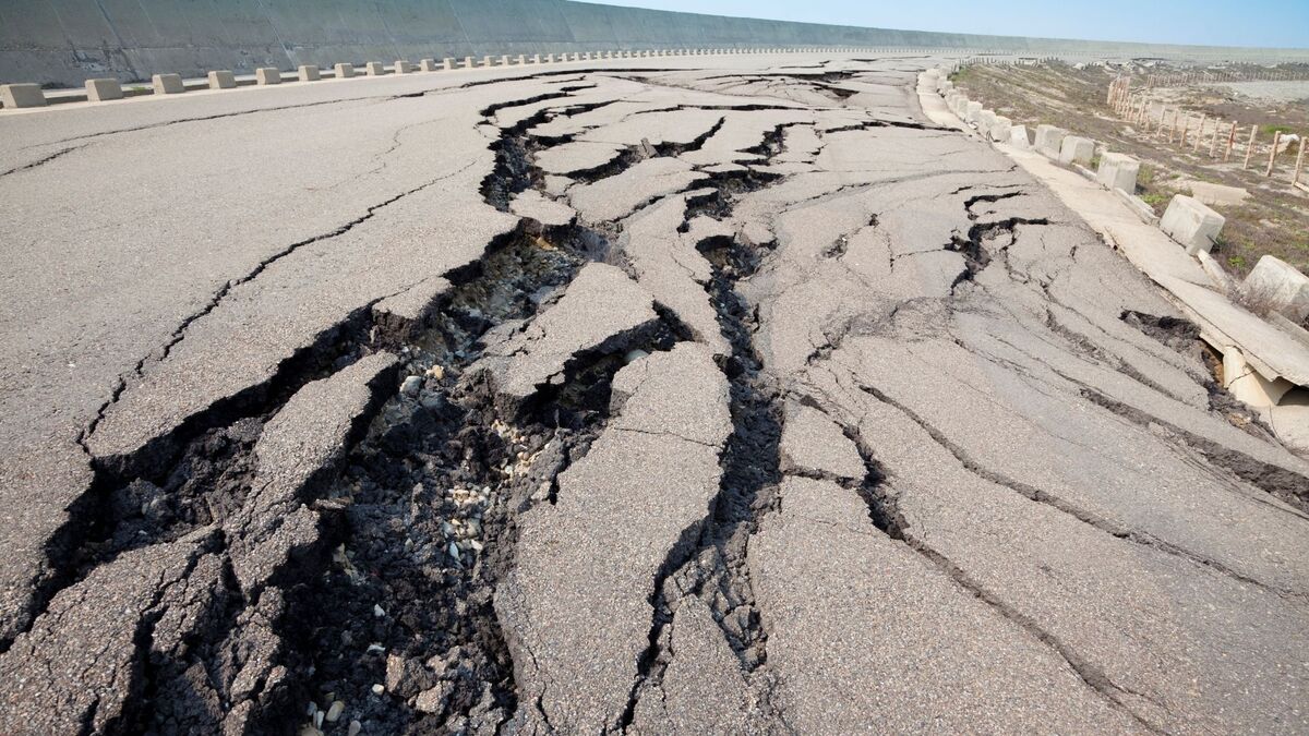 Asfalto rachado por um terremoto.