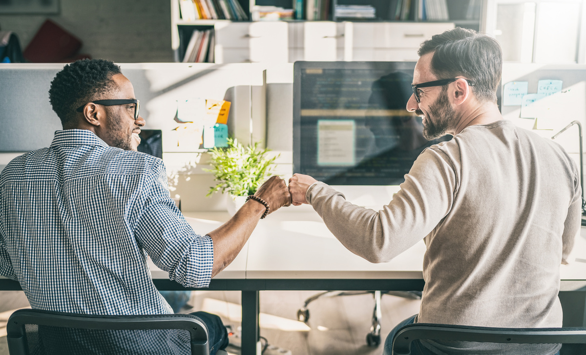 Homens parceiros no trabalho se cumprimentando.