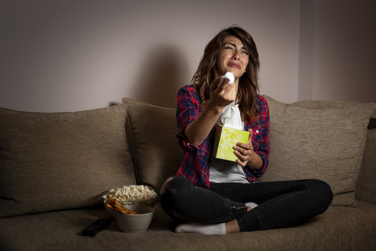 Mulher vendo um filme de drama.