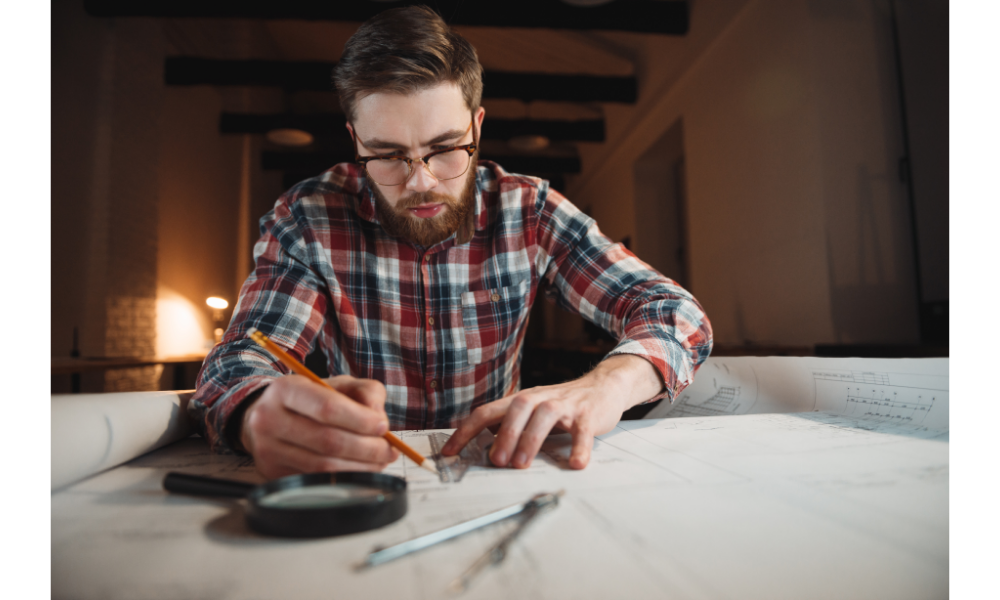 Homem concentrado trabalhando em uma mesa.