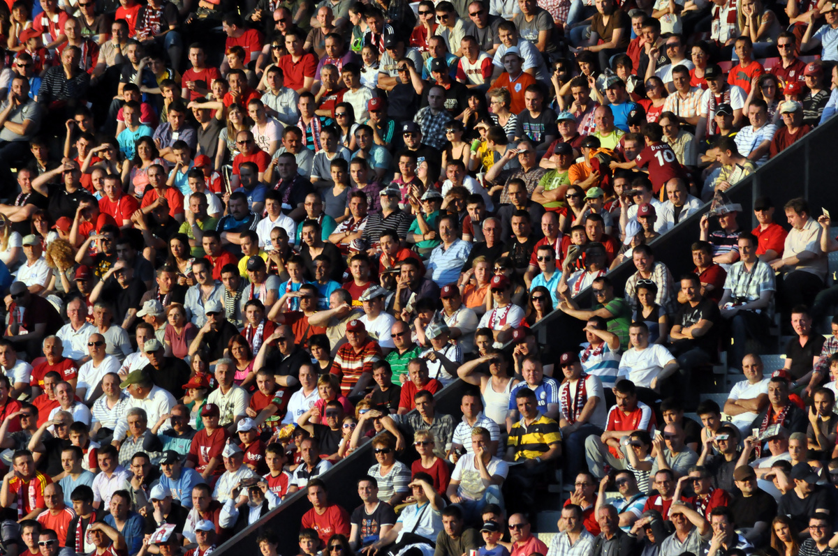 Multidão em estádio de futebol