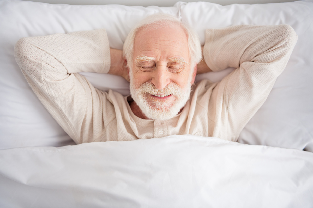 Homem idoso se preparando para dormir.