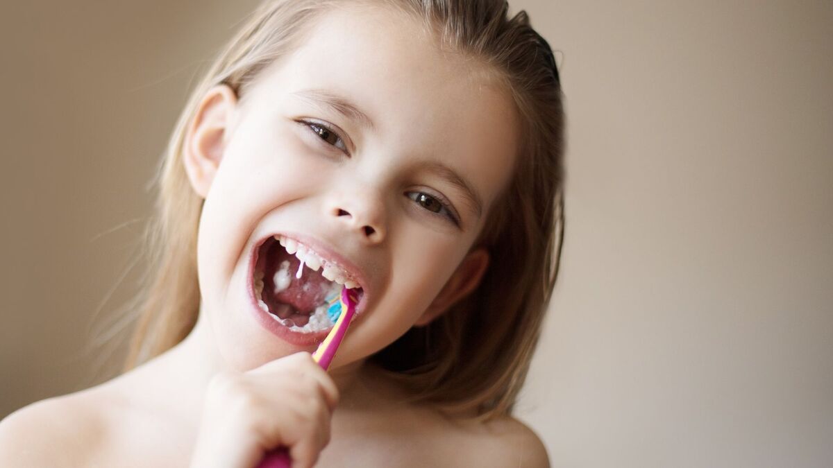 Menina escovando dente.