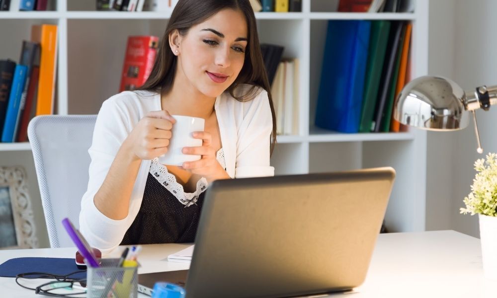 mulher de capricornio no escritório