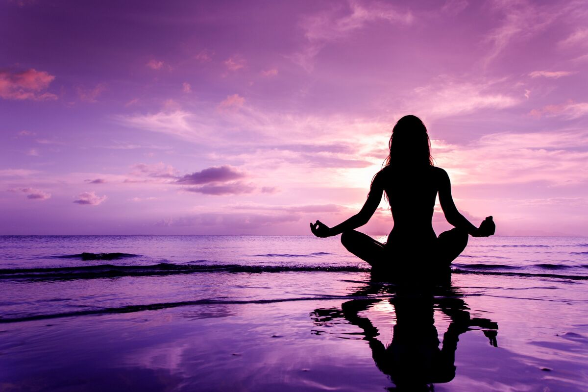 Mulher meditando em água.