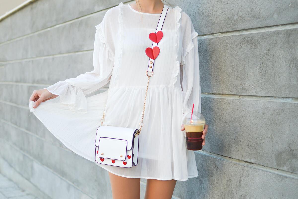 Mulher usando vestido branco.