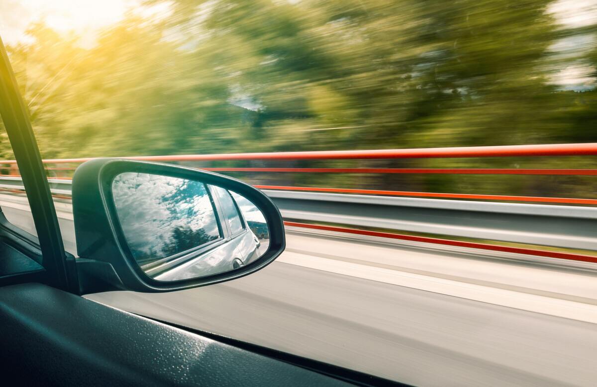 Carro em alta velocidade.