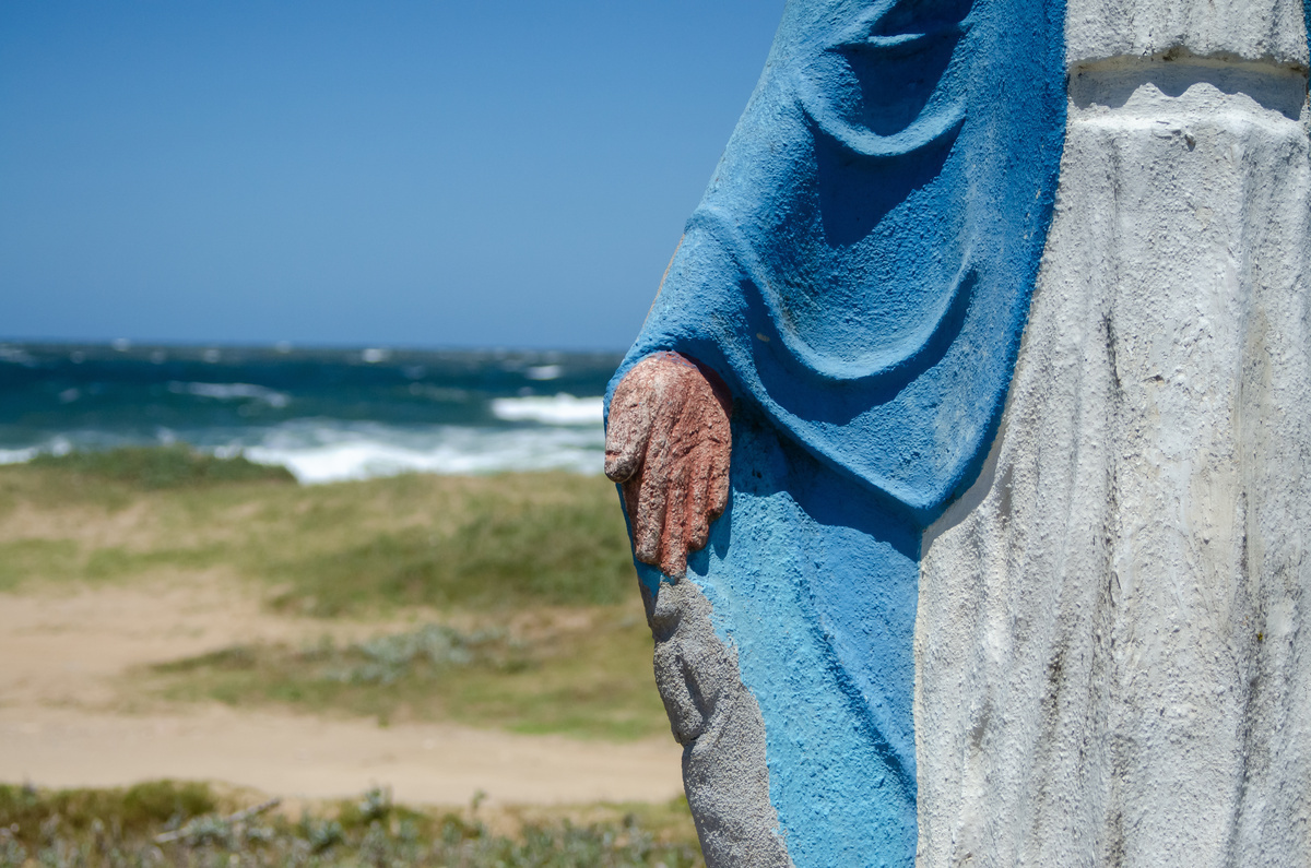 Mão de uma estátua. 