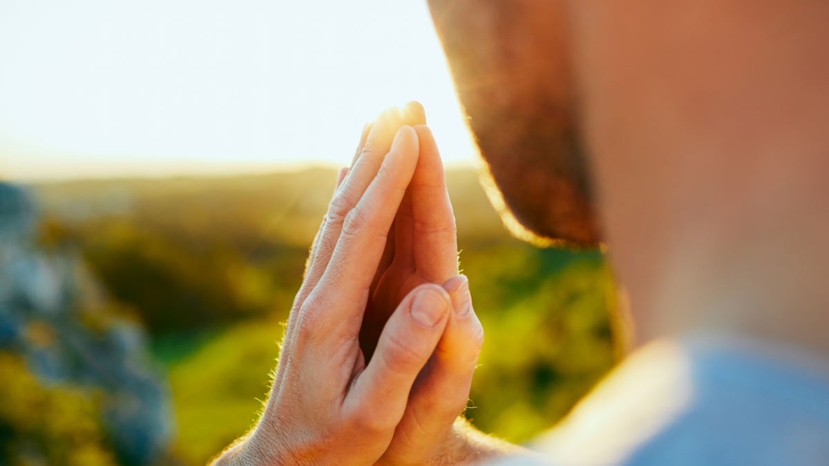 Mãos em sinal de agradecimento. 