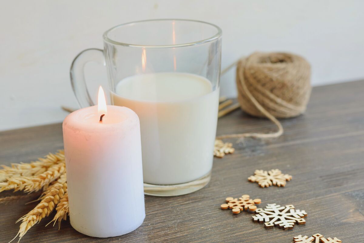 Comidas e vela para ritual de Imbolc.