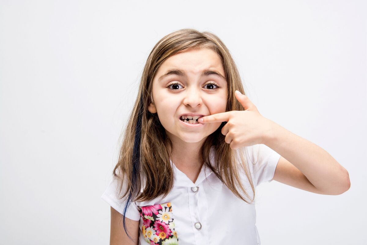 Criança com dente furado.