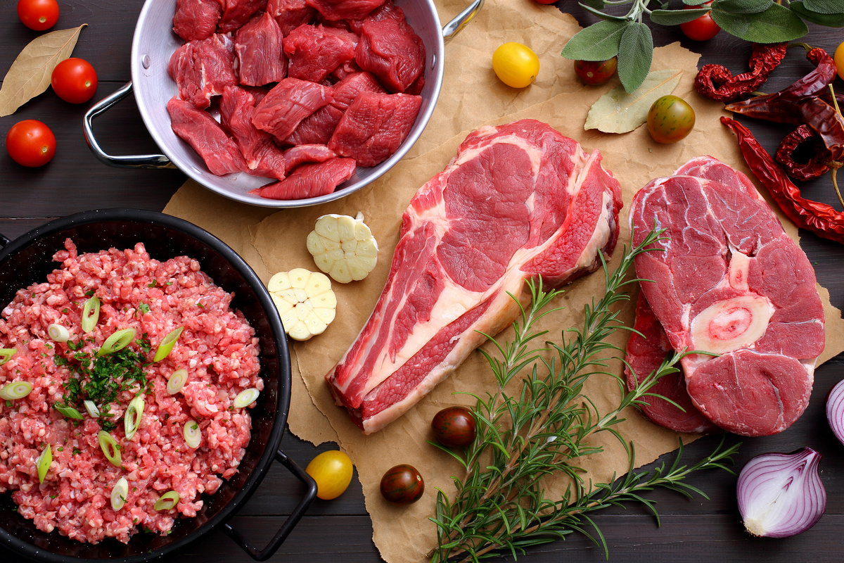 Carne vermelha de vários jeitos: moída, em cubos e em bifes 