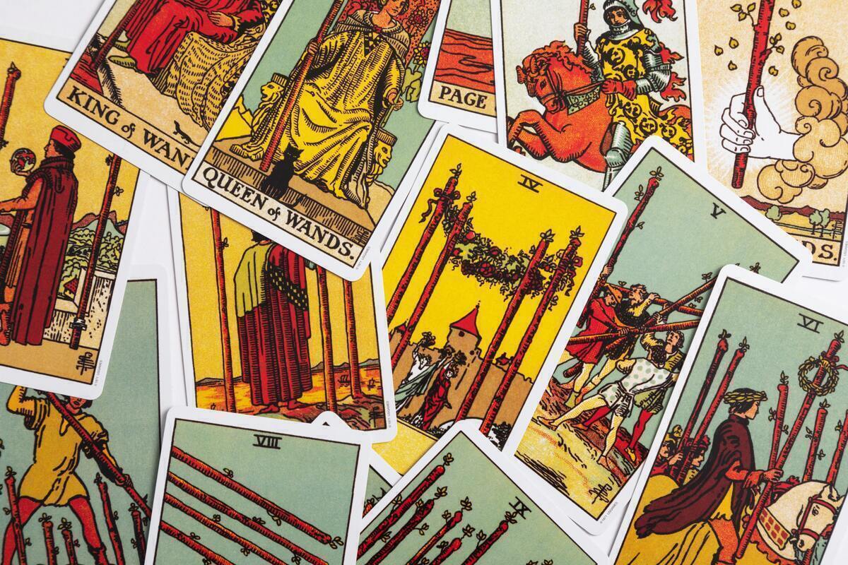 Cartas de Tarot espalhadas.