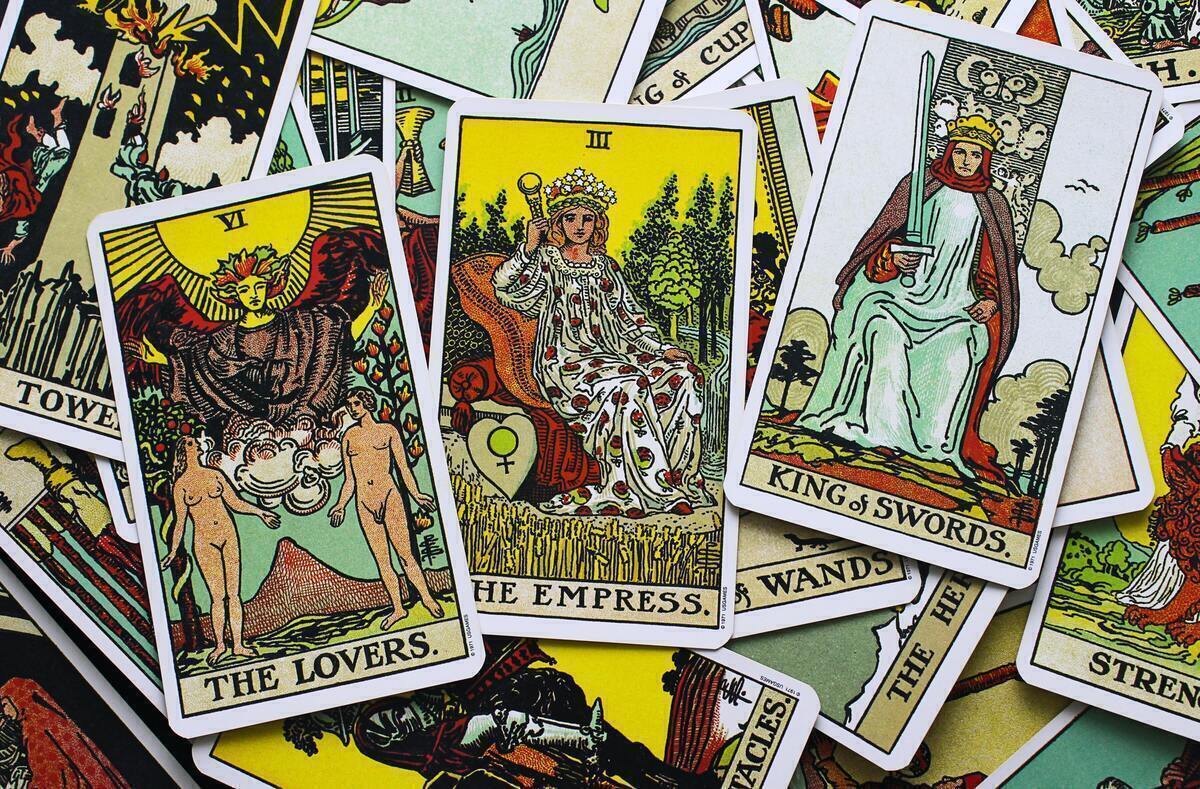 Cartas de Tarot espalhadas.