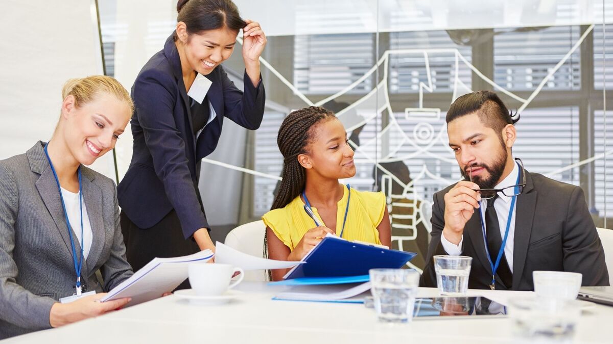 Pessoas em uma reunião de negócios.