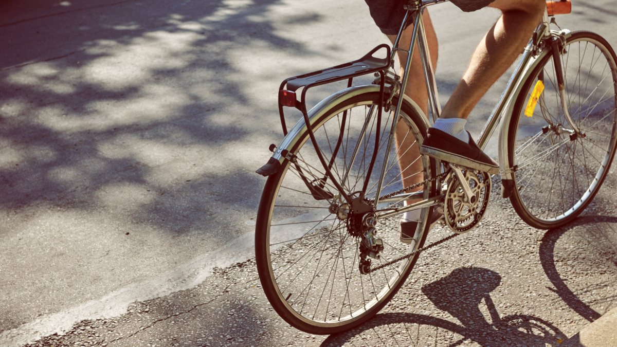 Um homem andando de bicicleta. 