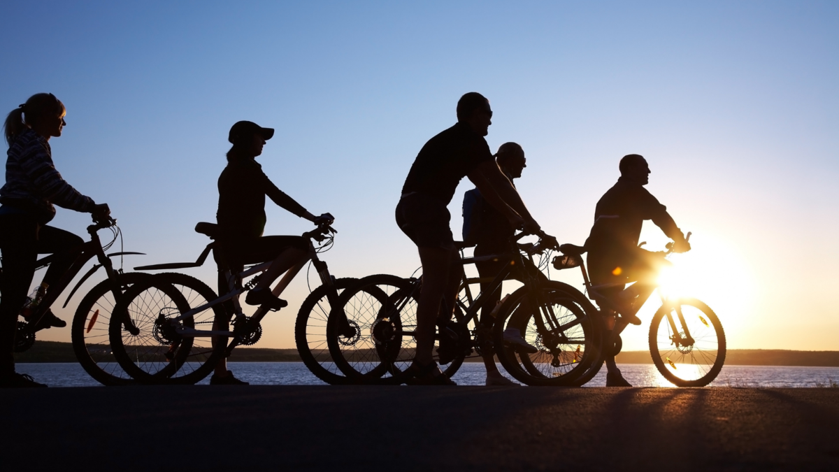 Pessoas andando de bicicleta. 